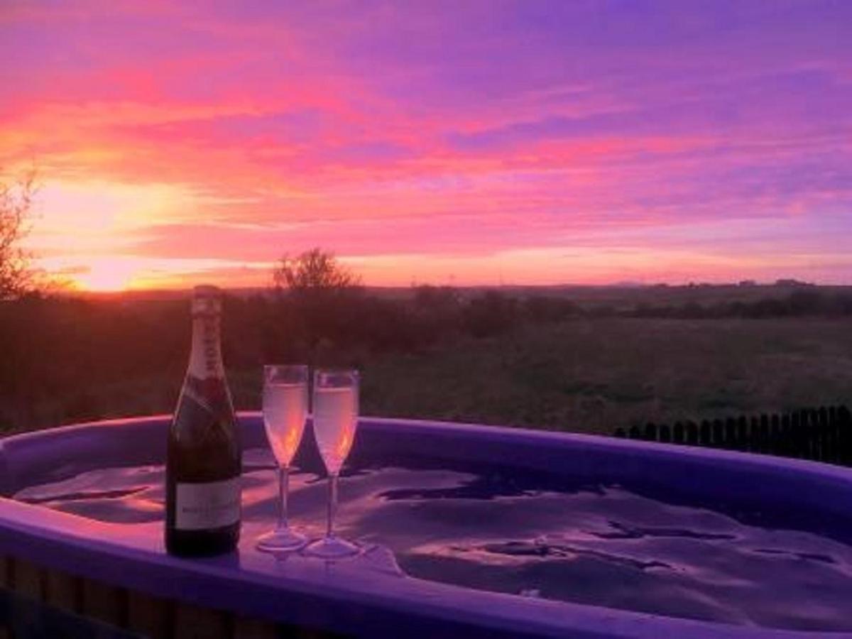 Willow Glamping Hut With Hot Tub, Ensuite, Bbq, Firepit, Views, Fenced Garden, Dog Friendly, Alpacas On Site On Anglesey, North Wales Amlwch Exterior photo