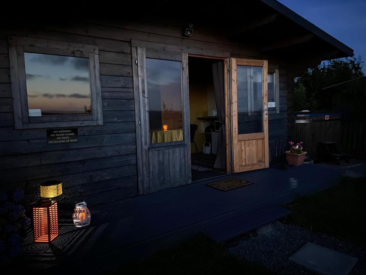 Willow Glamping Hut With Hot Tub, Ensuite, Bbq, Firepit, Views, Fenced Garden, Dog Friendly, Alpacas On Site On Anglesey, North Wales Amlwch Exterior photo